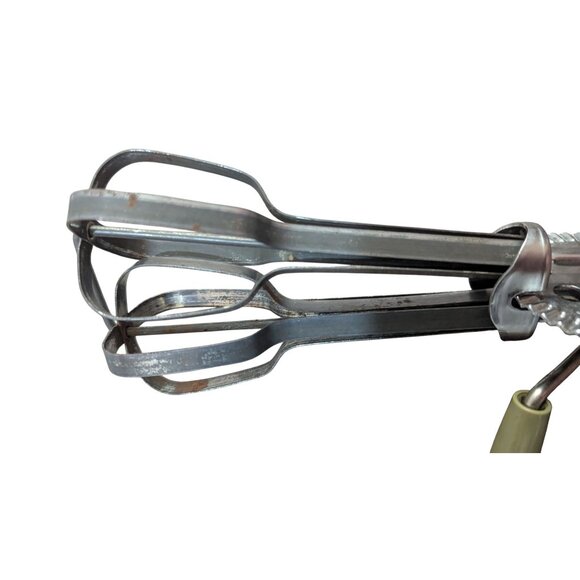 Vintage Hand Crank Egg Beater Whisk With Olive Handle - Retro Kitchen Tool prop - Picture 2 of 5